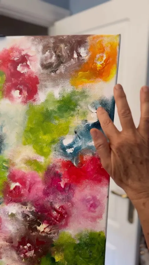 Mano pintando un lienzo con los dedos